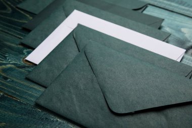 Ahşap arka planda farklı zarflar