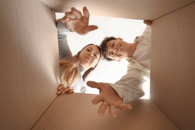 Evde açık paketli genç bir çift var, içeriden bakıyorlar.