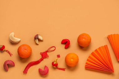 Çin sembolleri, fal kurabiyeleri ve renkli mandalinalı kompozisyon. Yeni yıl kutlaması