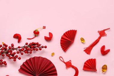 Üzerinde Çin sembolleri ve pembe arka planda fal kurabiyeleri olan kompozisyon. Yeni yıl kutlaması