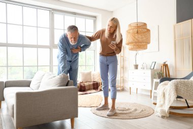 Olgun kadın ve kocası evde kalp krizi geçiriyorlar.