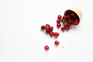 Beyaz arka planda vişneli kase