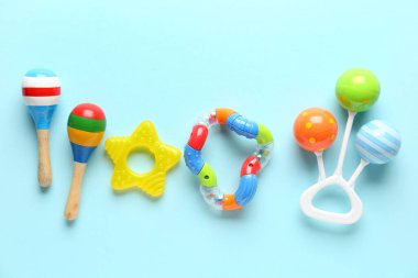 Mavi arka planda bebek tıngırtıları