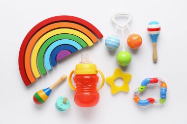 Eğitici oyuncak blokları, tıkırtılar ve beyaz arka planda bebek şişesi