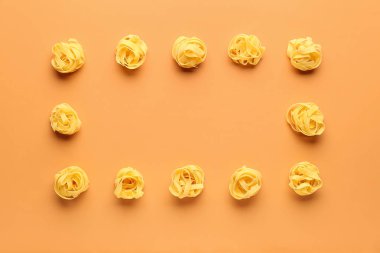 Çerçeve bej arka planda pişmemiş tagliatelle makarnadan yapılmış.