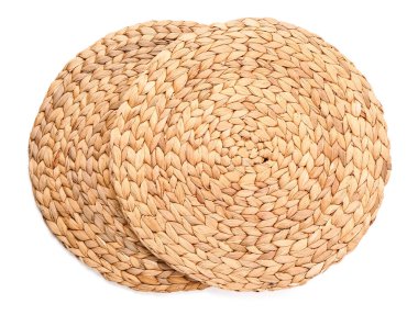 Hasır paspaslar beyaz arkaplanda izole edildi