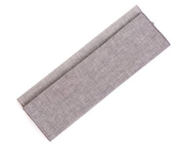 Beyaz arkaplanda katlanmış kumaş masa minderi