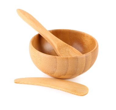 Tahta kase, kozmetik spatula ve beyaz arka planda kaşık.