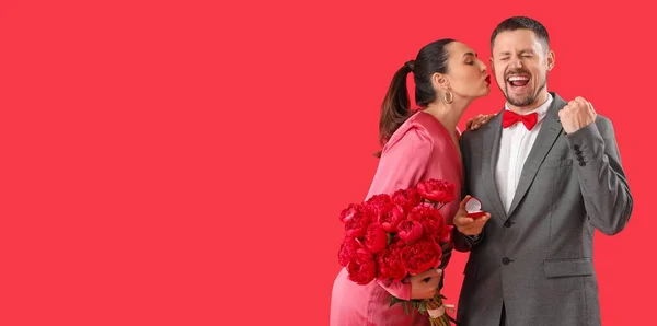Feliz Pareja Comprometida Con Flores Sobre Fondo Rojo Con Espacio —  Fotos de Stock