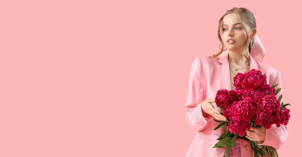 Vacker Ung Kvinna Med Bukett Pion Blommor Rosa Bakgrund Med — Stockfoto