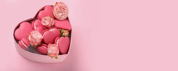 Ajándék Doboz Édes Szív Alakú Macaronok Gyönyörű Rózsák Rózsaszín Alapon — Stock Fotó