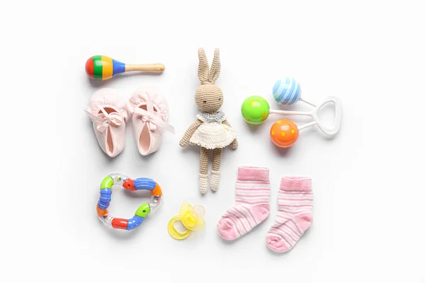Gestricktes Spielzeug Mit Babysocken Und Rasseln Auf Weißem Hintergrund — Stockfoto
