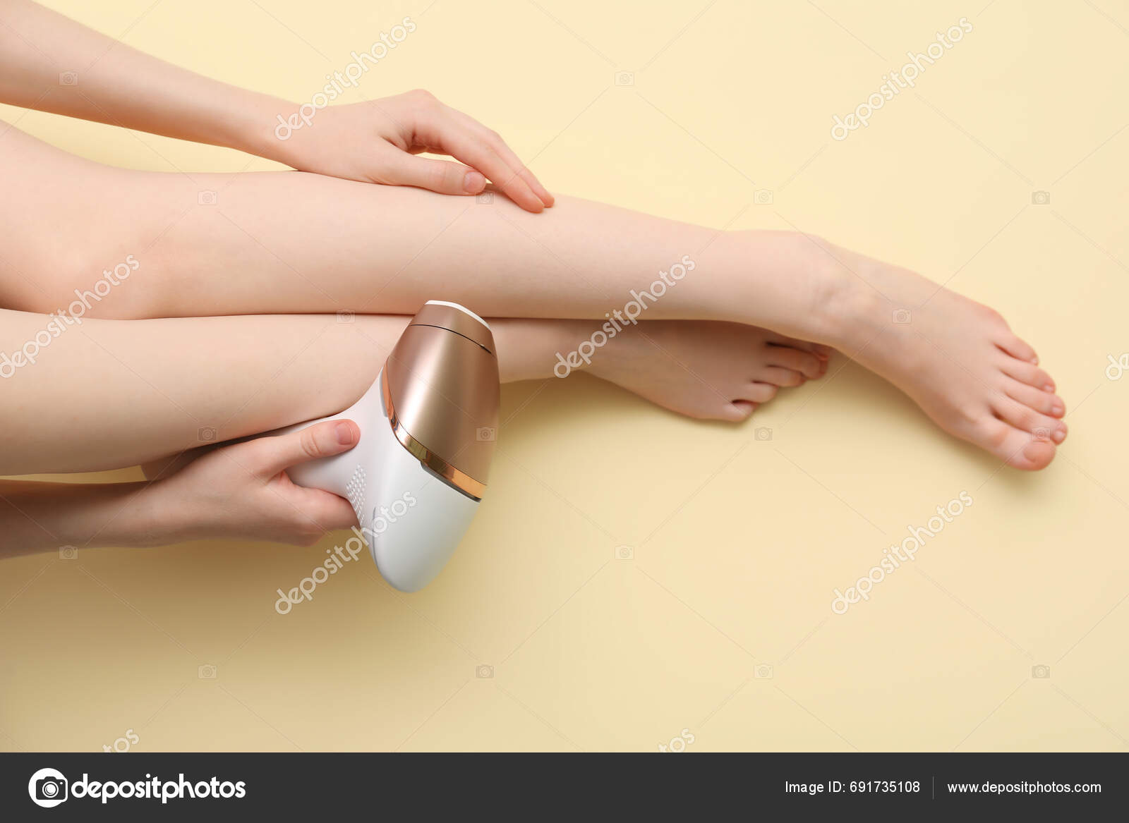 Beautiful Young Woman Epilating Legs Beige Background — Stock Photo