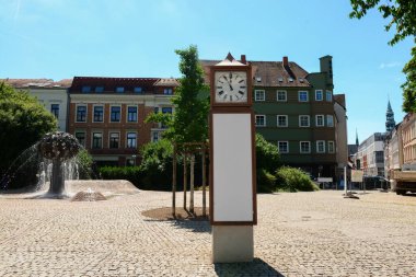 Şehir caddesindeki eski saatin görüntüsü