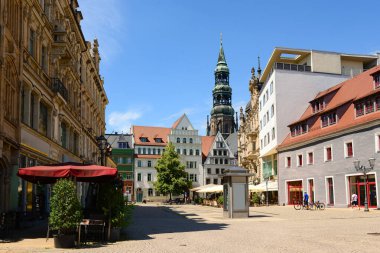 Eski binalar ve kiliseyle şehir caddesi manzarası