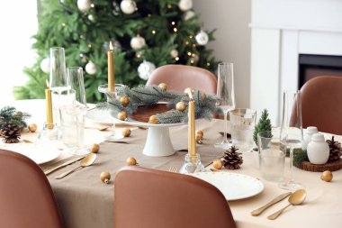 Köknar ağacı dalları ve Noel baloları ile şenlik masası.