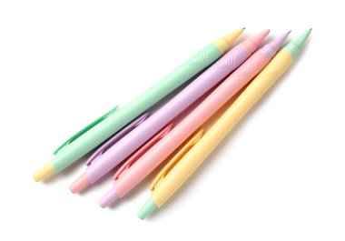 Beyaz arkaplanda renkli kalemler