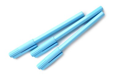 Beyaz arkaplanda mavi kalemler