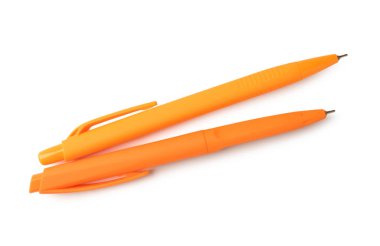 Beyaz arkaplanda turuncu kalemler