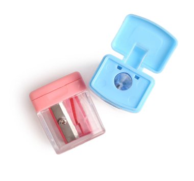 Beyaz arka plan üzerinde renkli kalem sharpeners