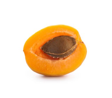 Beyaz arka planda tatlı kayısı yarısı