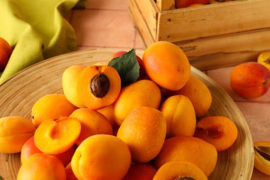 Pembe fayans masasında tatlı kayısı tabağı.