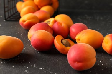 Siyah arka planda tatlı kayısılar