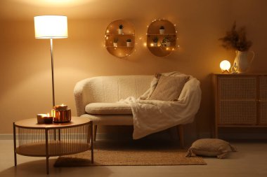 Işıl ışıl lamba ve şık kanepesi olan modern oturma odası.