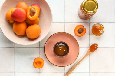 Beyaz fayanslı tatlı kayısı reçeli kaseler ve kavanozlar