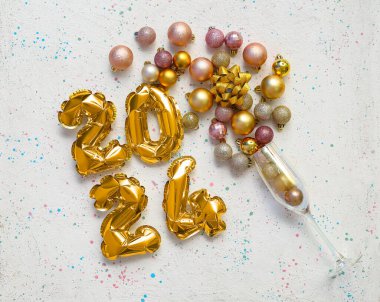 2024 model balonlardan yapılmış cam ve ışıklı arka planda noel topları