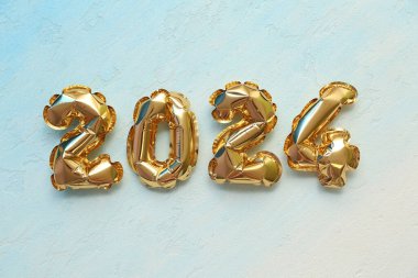 2024 noel kutlaması için balonlardan yapılmış altın bir figür.