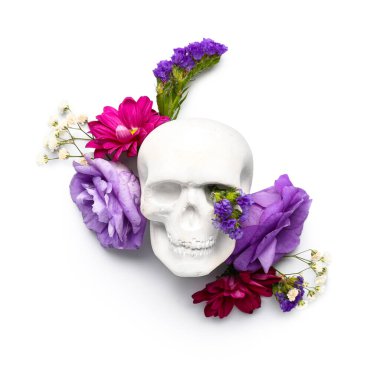 Beyaz arka planda insan kafatası ve güzel çiçekli kompozisyon