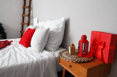 Noel süslemeleri olan şenlikli bir yatak odası.