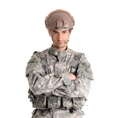 Tam donanımlı genç erkek asker beyaz arka planda izole edilmiş.