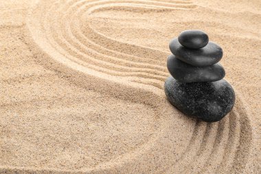 Zen taşları kumda, zen konsepti, uyum ve denge