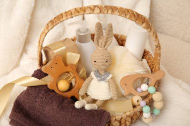 Bebek için hediye sepeti odadaki koltukta, yakın plan.