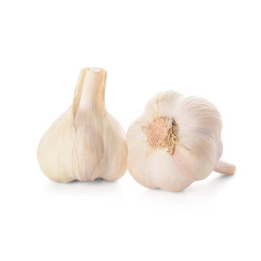 Beyaz arkaplanda taze sarımsak var.