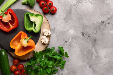 Taze sebzeli tahtalar ve grunge grisi arka planda yeşillik