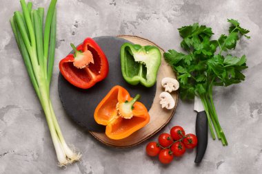 Taze sebzeli tahtalar ve grunge grisi arka planda bıçak.