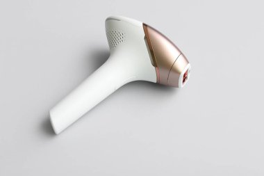 Gri arkaplanda modern fotoepilatör