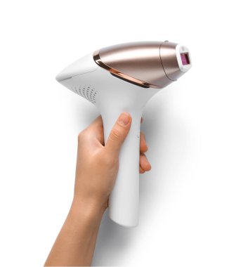 Beyaz arka planda modern fotoğraf makinesi olan bir kadın el.