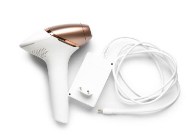 Beyaz arkaplanda şarj aleti olan modern fotoepilatör