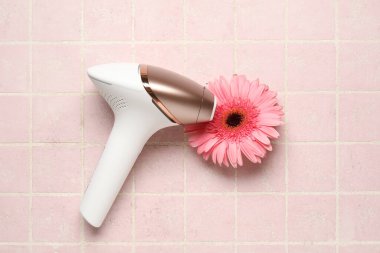 Pembe kaplamalı Gerbera çiçekli modern fotoepilatör.