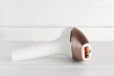 Beyaz ahşap zemin üzerine modern fotoepilatör