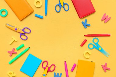 Sarı arkaplanda renkli kırtasiyeden yapılmış çerçeve