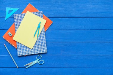 Mavi ahşap arkaplanda farklı bir kırtasiye seti