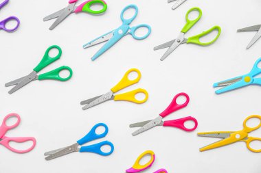 Açık arkaplanda farklı renkli makas bileşimi