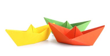 Beyaz arka plan üzerinde renkli origami tekneler