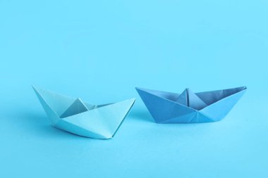 Mavi arkaplanda Origami tekneleri