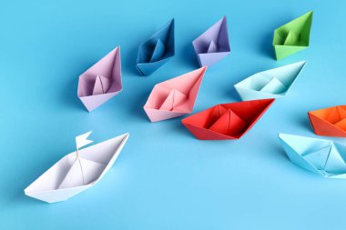 Renkli origami tekneleri